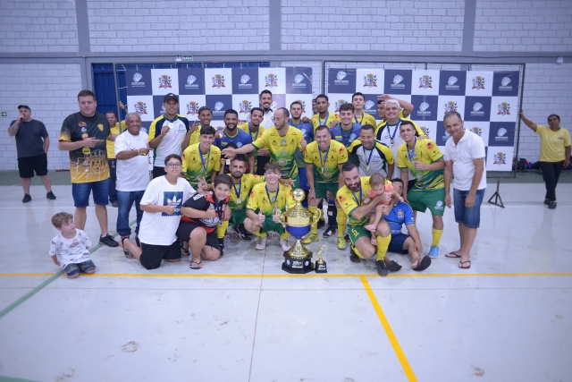 Jogadores da Secretaria de Esportes durante a cerimônia de premiação no Ginásio Demirzão