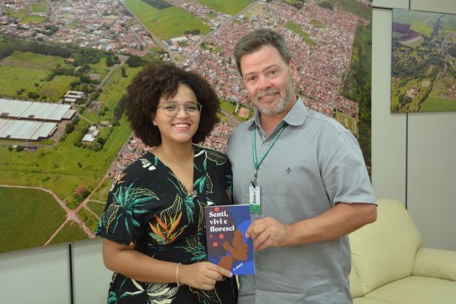 Prado durante encontro com a escritora Bruna Abrone em seu gabinete na quinta, 4
