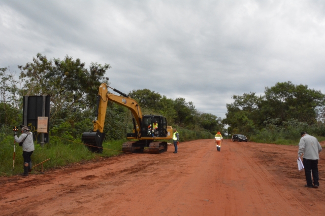 Equipes do Consórcio MMD trabalham em um dos trechos da SP-261 nesta terça-feira, 23