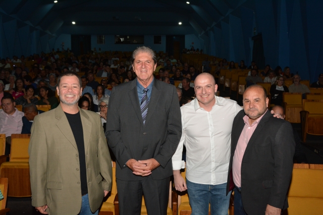Na foto da esquerda para a direita, o prefeito Prado, o provedor do Hospital, João José Dutra, o diretor clínico do Hospital, Murilo Pavanello e o presidente da Câmara, Nardeli da Silva