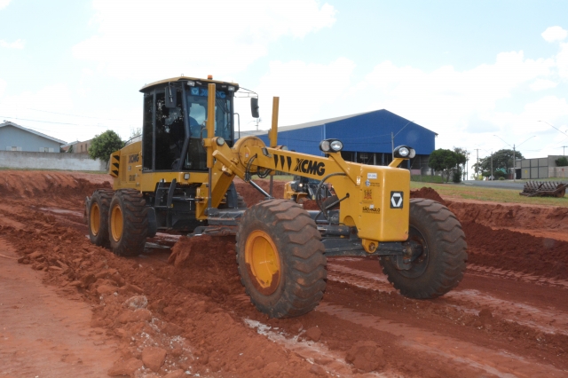 Primeira etapa da obra cntempla a execução de serviços de terraplanagem