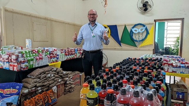 Na foto, o secretário de Cultura, Marcelo Maganha com os itens arrecadados durante a troca de abadás para o carnaval
