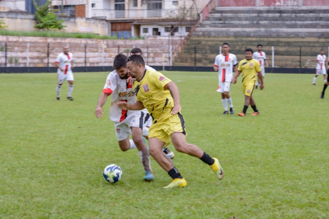 Na foto, lance do jogo entre Paulista (uniforme amarelo) e Reduto no Bregão
