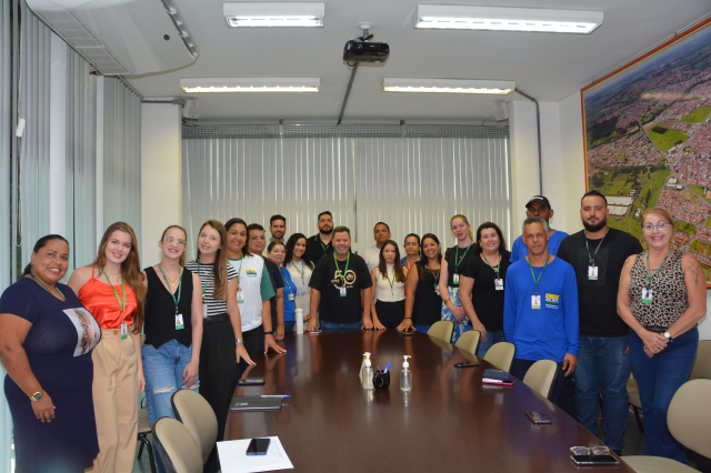Prefeito Prado ao final do encontro com os novos integrantes da Comissão