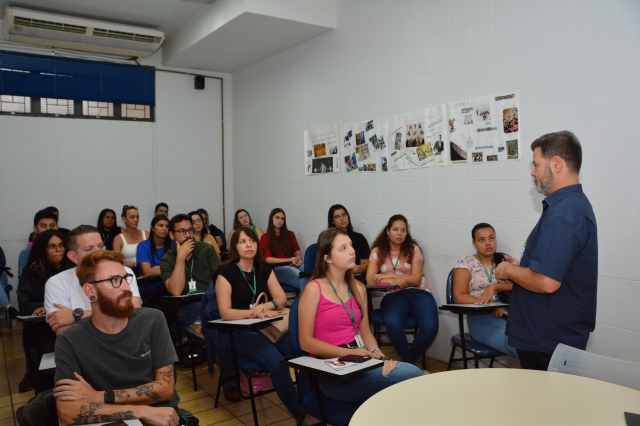 Na foto, prefeito Prado durante encontro com os novos servidores