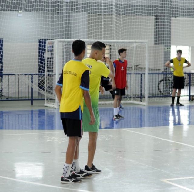 Na foto, o técnico Matheus durante o treinamento tático para o jogo desta quinta-feira, 28