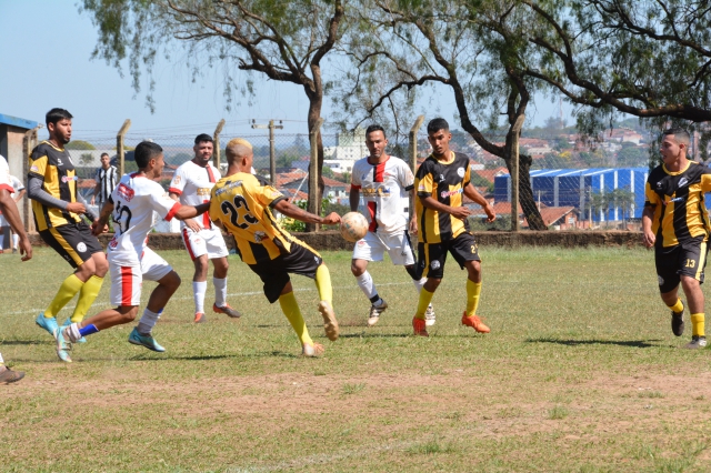 Na foto, lance do jogo entre Raça Carolina e Reduto pela Série B do Amador (foto arquivo/prefeitura)
