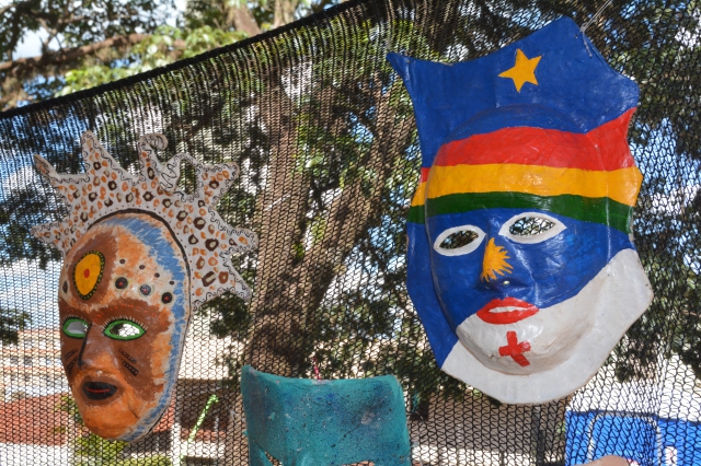 Oficina demáscaras é uma das atrações da programação do Bairro Feliz na Cecap