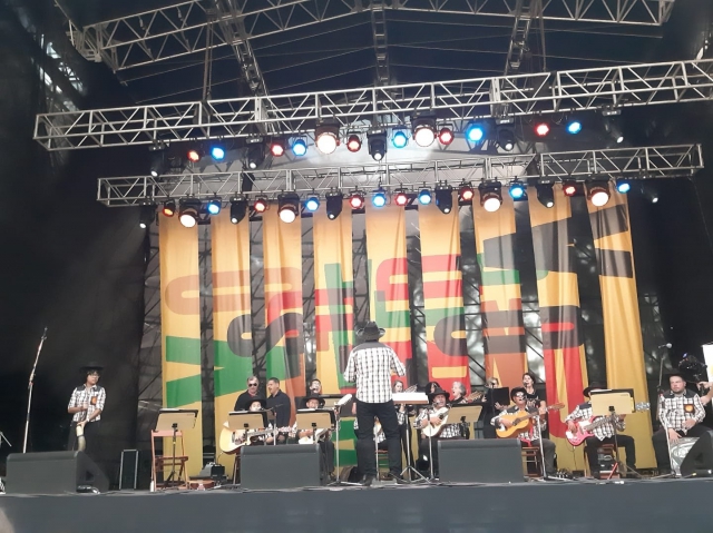 Na foto, a Orquestra Boca do Sertão durante apresentação no Revelando SP