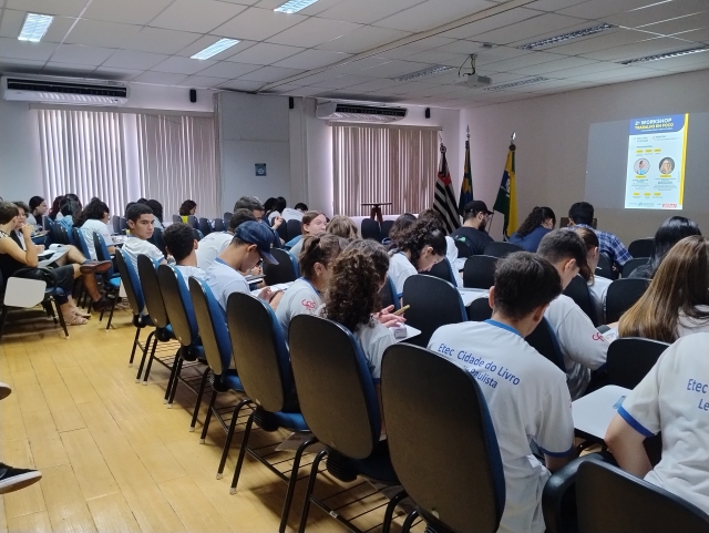 Jovens e adolescentes que estão concluindo ensino médio na rede pública participaram do workshop realizado pela Secretaria de Desenvolvimento Econômico