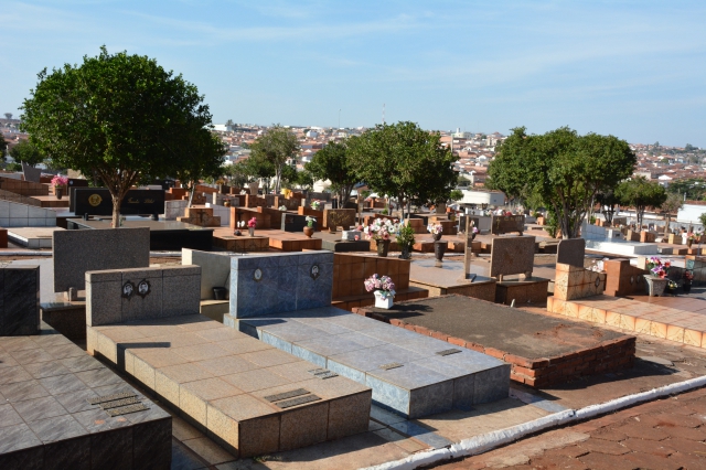 Na foto, vista interna do Cemitério Alcides Francisco