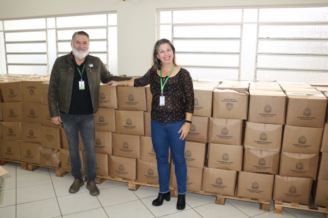 O secretário Ney Góes e a presidente do Fundo Social, Adriana Lenci