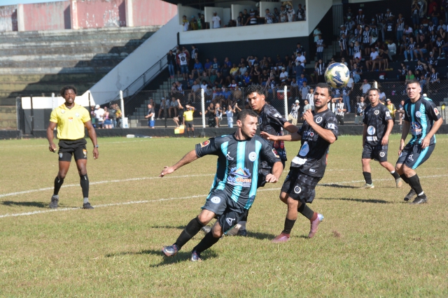 Na foto, lance entre Complexo Caju e Nacional no primeiro jogo das semifinais