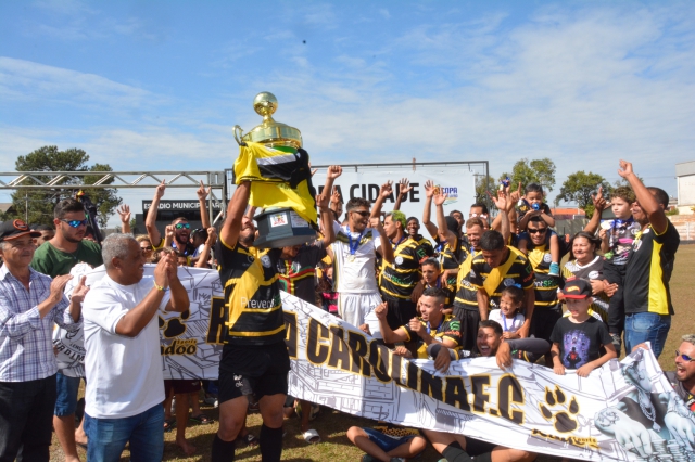 Jogadores comemoram conquista do título da Copa cidade do Livro após vitória sobre o Complexo Caju