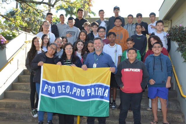 Alunos da Escola Idalina ao final do encontro com o prefeito Prado