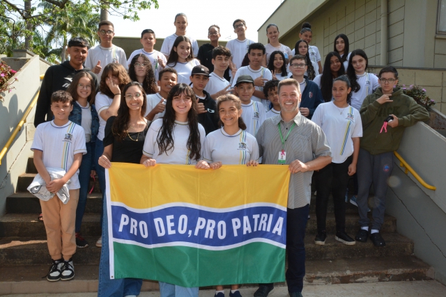 Alunos da Escola Idalina Canova de Barros com o prefeito Prado ao final da visita nesta quinta