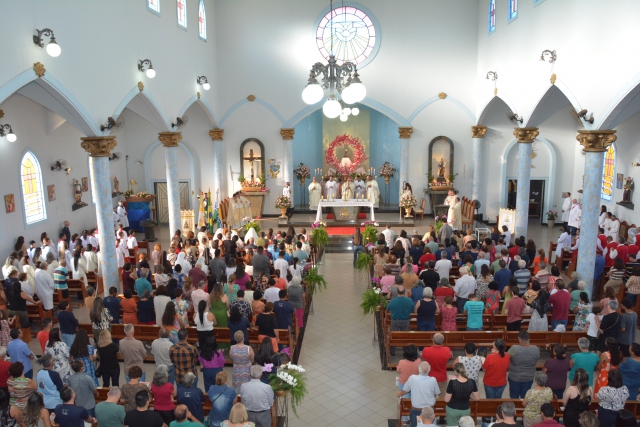 Fiéis lotaram Igreja de Nossa Senhora Aparecida durante a celebração pelo 12 de Outubro