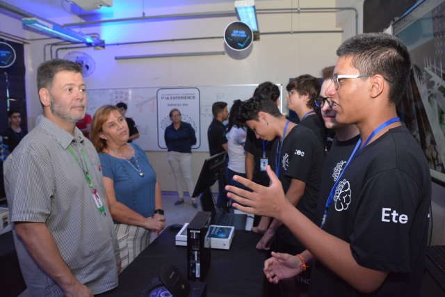 Na foto, Prado acopmpanha explicação em um dos espaços montados na ExpoETEC