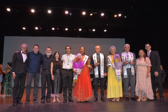 Na foto os eleitos Miss e Mister e Miss e Mister Simpatia com o diretor do SAAE André Sasso, o secretário Ney Goes e o presidente do Conselho Guilherme Gabas