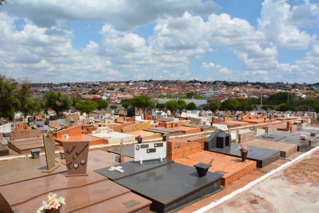 Na foto, vista interna do Cemitério Municipal Alcides Francisco