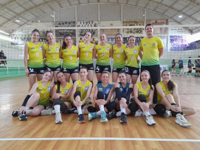 Na foto, a equipe de voleibol feminino comandada pelo técnico Adilton Bona