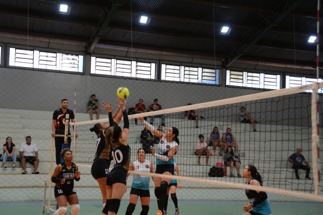 Na foto, lance do jogo entre Lençóis Paulista e Mirandópolis na abertura da competição
