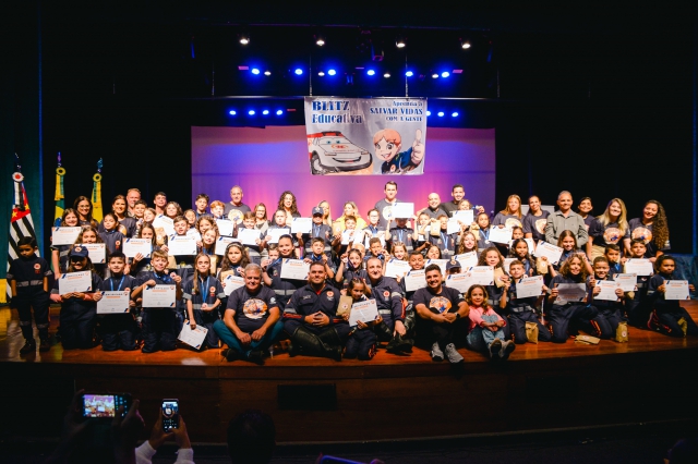 Na foto, formandos do primeiro semestre durante cerimônia realizada no Teatro Municipal