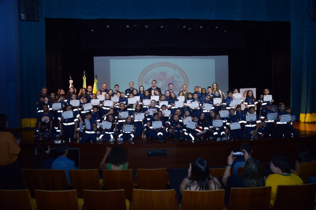 Na foto, formandos ao final da cerimônia de formatura realizada no Teatro Municipal