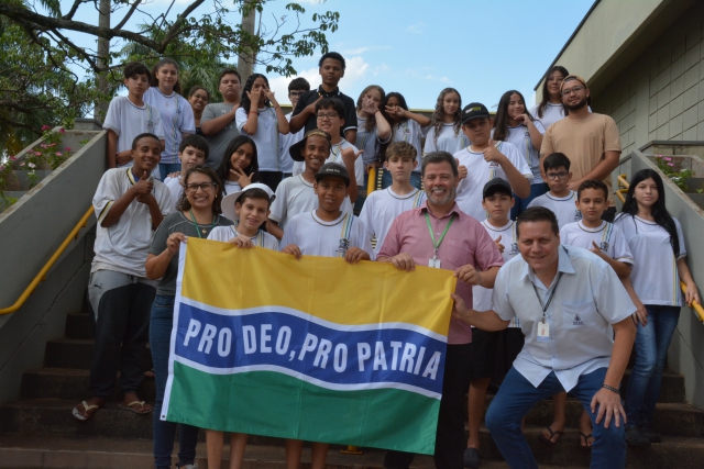 Alunos da Escola Idalina ao final do encontro no Gbinete nesta quinta-feira, 14