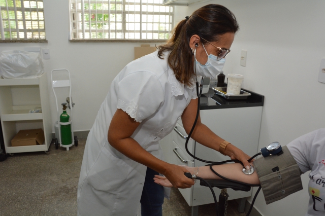 Unidades de Saúde suspendem atendimento no dia 20; na foto servidora durante procedimento para aferir pressão em paciente