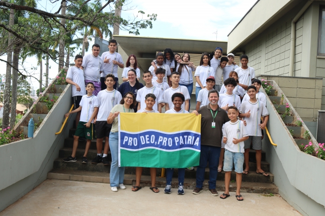 Na foto, alunos da Escola Idalina Canova de Barros ao final do encontro com o prefeito Prado