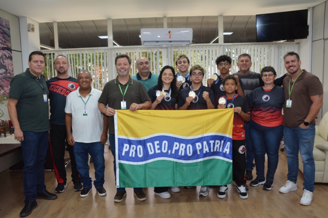 Atletas durante o encontro com o prefeito Prado