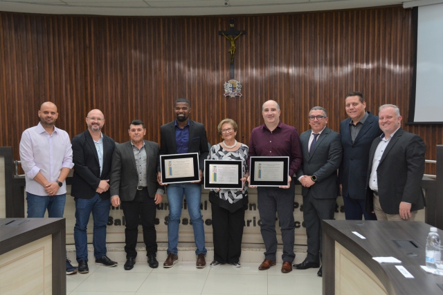 Na foto, prefeito eleito André Sasso com os homenageados durante a Sessão Solene