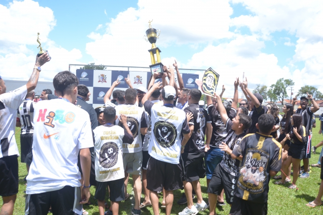Na foto, jogadores do Complexo Caju comemoram título da final disputada neste domingo, 15, no Estádio Archangelo Brega