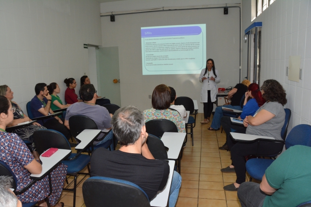 Na foto, servidores durante palestra sobre Infecções Sexualmente Transmissíveis