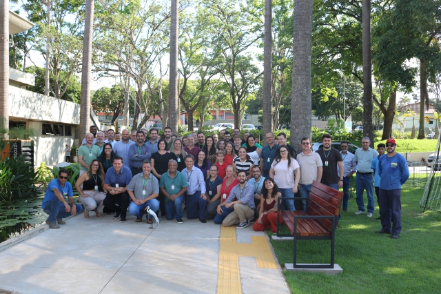 Servidores participaram do ato para enterrar as cápsulas do tempo