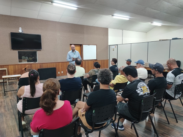 Secretário Marcelo Maganha durante encontro com representante dos blocos; Carnaval tem início no dia 1º de março, com o desfile de blocos