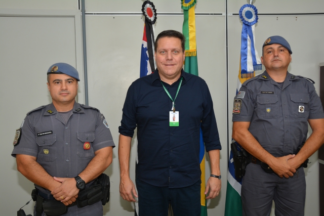 Prefeito André Sasso durante encontro com o capitão Torres e o tenente Eder Brandão