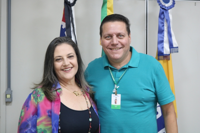 Prefeito André Sasso durante encontro com a diretora regional de Desenvolvimento Econômico nesta sexta-feira, 17