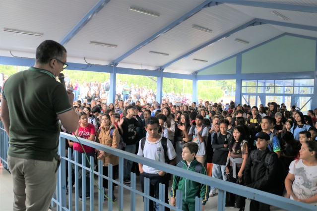 Volta às aulas: Clima de reencontro marca primeiro dia de aula