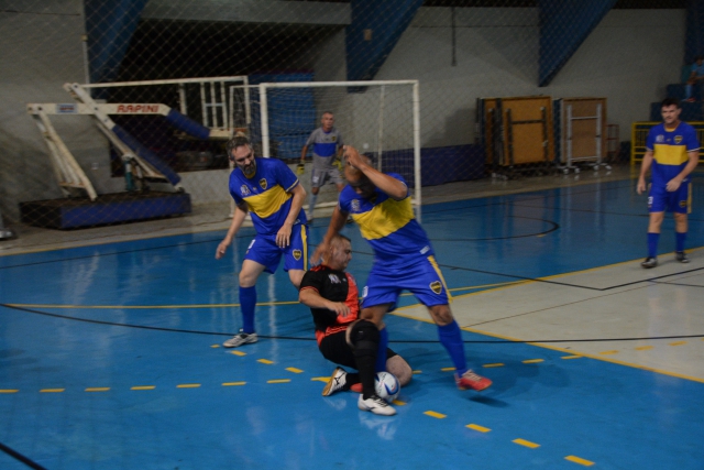 Na foto, lance do jogo entre River Plate (uniforme preto e vermelho) e Boca Juniors