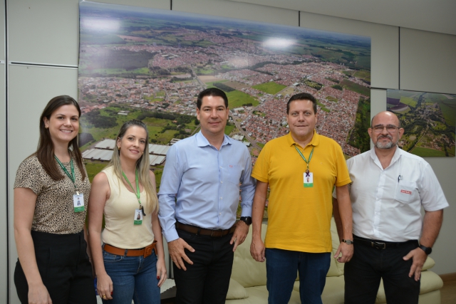 Prefeito André Sasso durante encontro com o novo diretor do SENAI