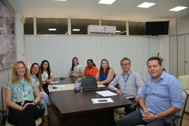 Prefeito André Sasso durante encontro com equipe técnica do SEBRAE