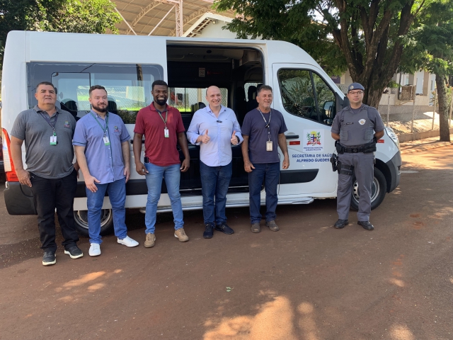 Alfredo Guedes recebe van para transporte de pacientes