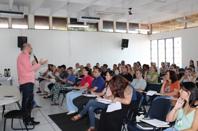 Encontro foi realizado no auditório da Secretaria de Educação para iniciar o planejamento para o Desfile Civico 2025