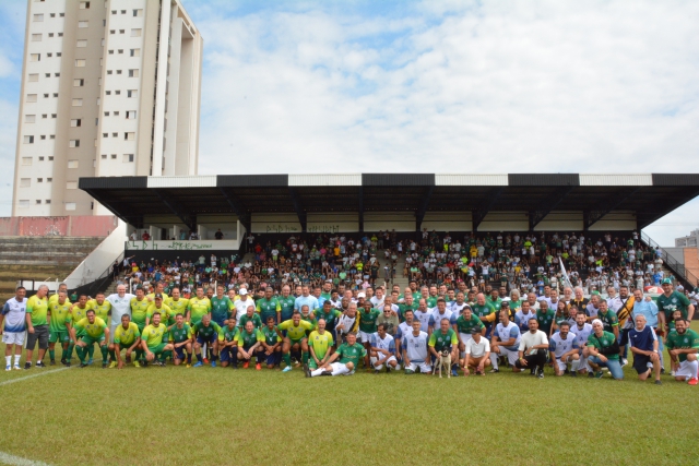 Futebol e solidariedade: abertura da Copa Cidade do Livro de Futebol Master arrecada mais de 1,3 mil itens no domingo
