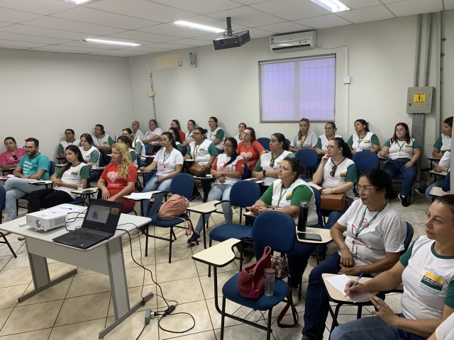 Agentes comunitários de saúde recebem informações sobre prevenção de cáries