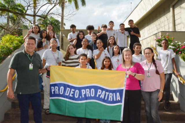 Escola na Prefeitura - prefeito recebe alunos da Escola Idalina Canova de Barros