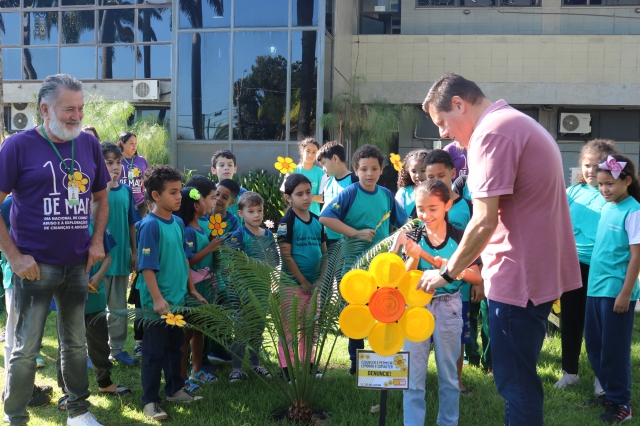 Prefeito recebe alunos dos centros de convivência para 'plantio' de flores da campanha Faça Bonito