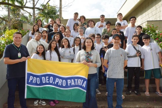 Escola na Prefeitura - prefeito recebe alunos da Escola Idalina Canova de Barros